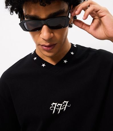 Remera Boxy Estrellas Bordadas en el Cuello 1