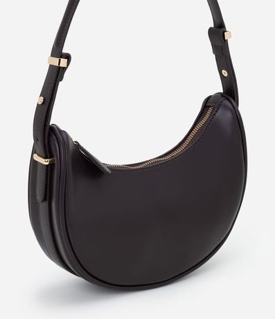 Bolso Baguette Media Luna con Detalles en Metal en la Correa