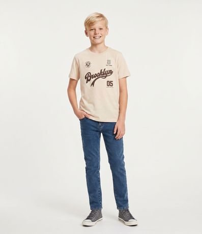 Remera Infantil con Estampado Lettering Deportivo Brooklyn – Talle 5 a 14 años