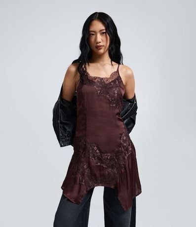 Vestido en Satén con Detalles en Encaje