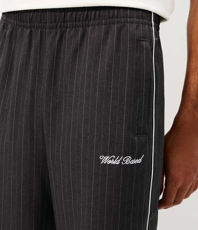 Pantalón Helanca Raya de Tiza con Bordado 4