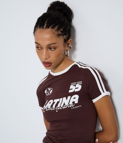 Remera New T-shirt con Lettering Latina y Detalles Contrastantes