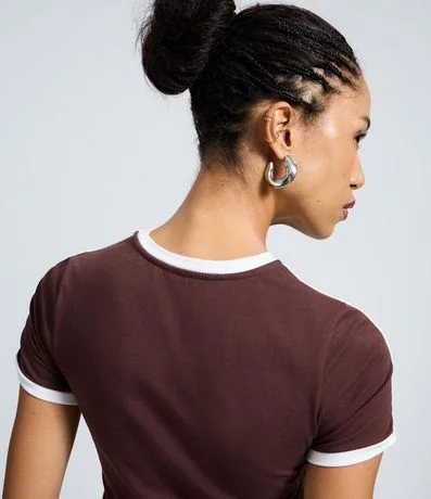 Remera New T-shirt con Lettering Latina y Detalles Contrastantes 4