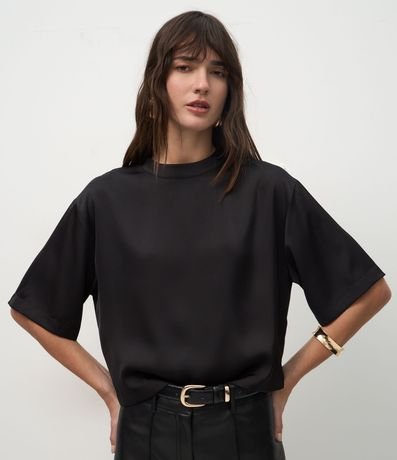 Blusa Satinada con Cuello Alto y Mangas Cortas