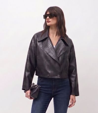 Campera corta en PU Texturizado con Cuello Amplio 3
