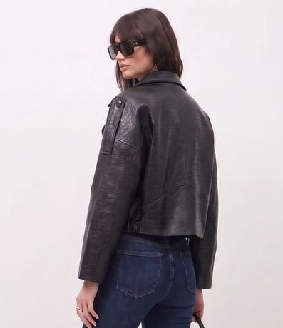Campera corta en PU Texturizado con Cuello Amplio 4