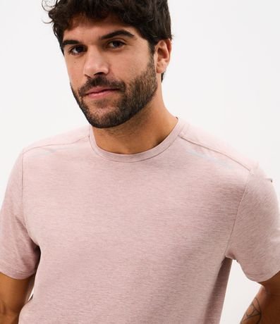 Remera Deportiva con Tecnologia Dry y Detalles Reflectantes 3