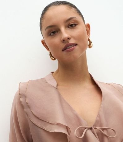 Blusa Amplia en Organza con Escote en V y Volados 3