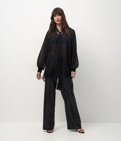 Blusa en Chiffon con Cuello Lazo y Encaje en el Ruedo