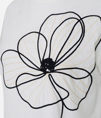 Remera Box con Bordado Floral delantero 6