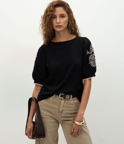 Blusa con Manga Abullonada y Bordados Aplicados 3
