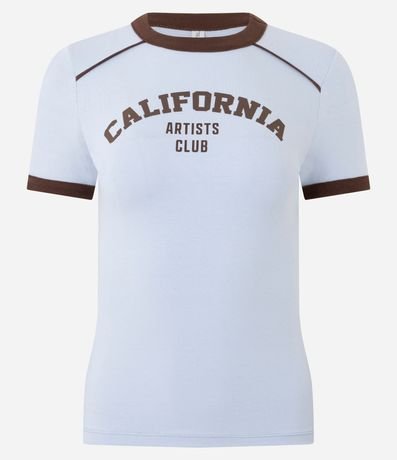 Remera con Detalles Contrastantes y Estampado Lettering California