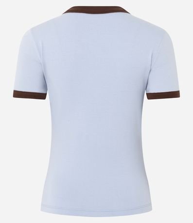 Remera con Detalles Contrastantes y Estampado Lettering California 2