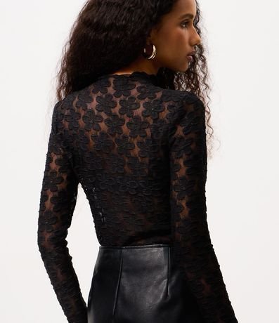 Blusa en Encaje Floral con Cuello Alto 4