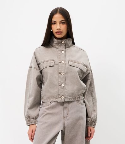 Campera Bomber en Sarga con Bolsos y Cuello Alto