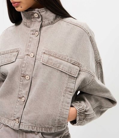 Campera Bomber en Sarga con Bolsos y Cuello Alto 3
