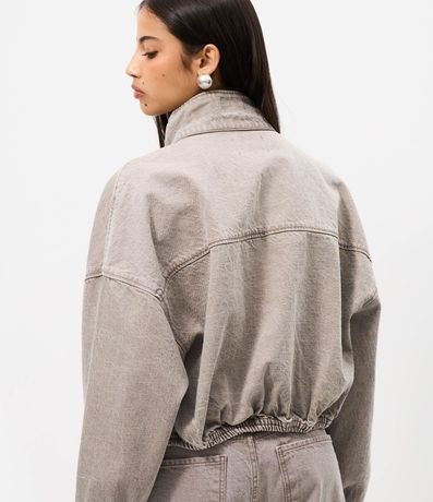 Campera Bomber en Sarga con Bolsos y Cuello Alto 4