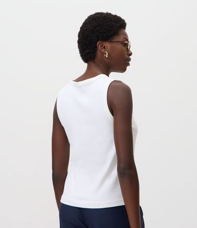 Musculosa Básica en Rib con Modelo Ajustado 4