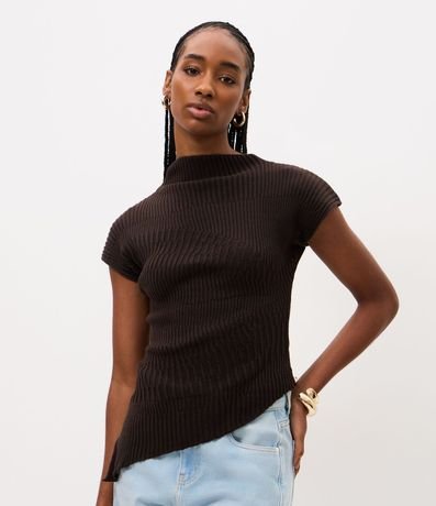 Blusa en Punto con Cuello Alto y Bajo Asimétrico