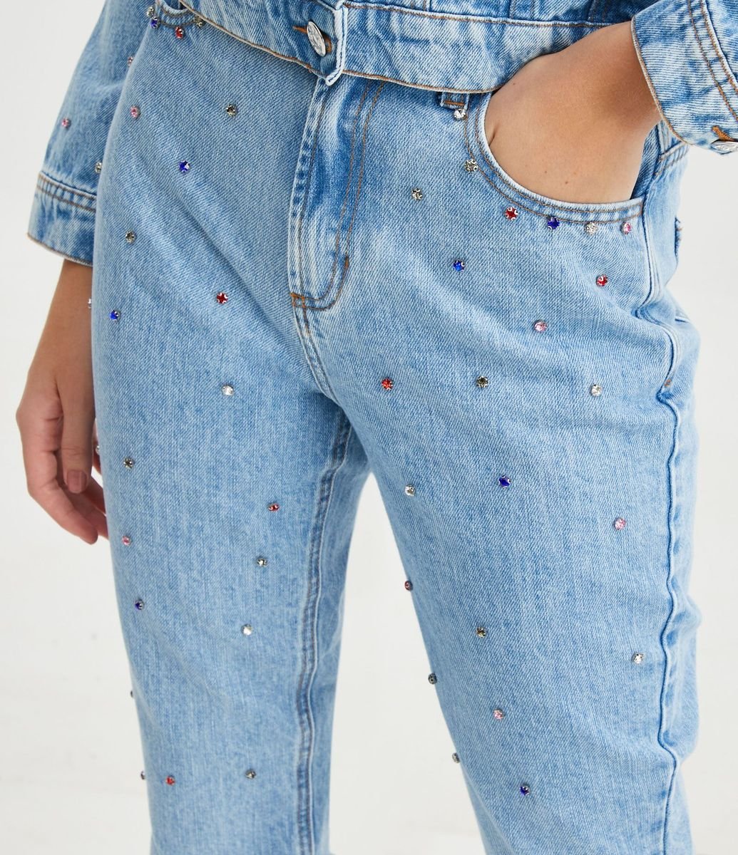 Pantalón Mom en Jeans con Bajo Plegado y Brillos Coloridos Renner