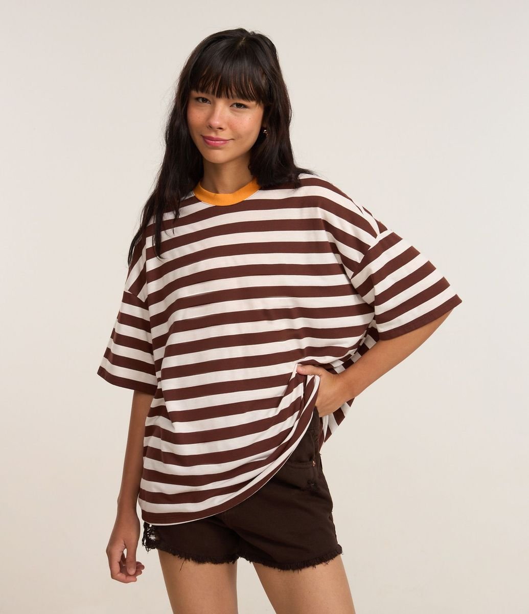 Remera Oversized Rayada con Cuello Contrastante
